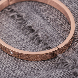 Bracelet en acier inoxydable doré avec cœur et diamant, pour femme, à porter au quotidien, diamant synthétique rond brillant de 6 mm, bijoux - Product Image 3