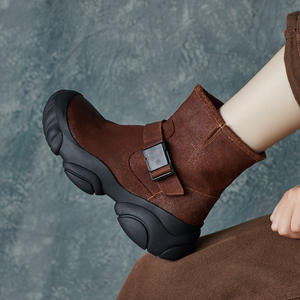 Nouvelles Bottes Rétro Montantes pour Femme en Cuir de Vachette Fait Main, Bout Rond, Imperméables, Antidérapantes, avec Embout en Acier et Plateforme, Idéales pour la Randonnée - Collection Automne Hiver - Product Image 2
