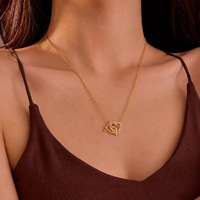 KITI Collier élégant en acier inoxydable étanche avec pendentif double cœur entrelacé et zircone cubique, plaqué or 18 carats PVD