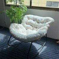 Chaise berçante en métal de confort de luxe avec coussin doux pour la relaxation extérieure de salon ou de salon de patio