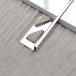 Bordure de <span class=keywords><strong>carrelage</strong></span> moderne en acier inoxydable 304 Ringo Silver de 1 mm en forme de L, étanche et durable, pour murs et sols intérieurs <span class=keywords><strong>d</strong></span>'hôpitaux et <span class=keywords><strong>d</strong></span>'appartements - Product Image 3