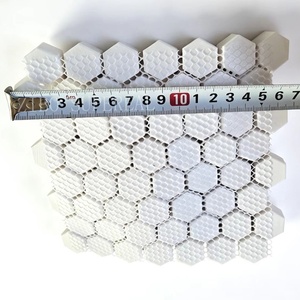 Carrelage hexagonal en <span class=keywords><strong>céramique</strong></span> à haute teneur en alumine, haute résistance aux chocs, résistant à l'usure, mosaïque en <span class=keywords><strong>céramique</strong></span> à haute teneur en alumine collée sur un maillage - Product Image 4