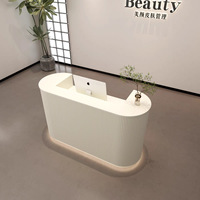 Comptoir de réception de spa en bois blanc avec éclairage LED, moderne, écologique et luxueux, idéal pour les petits salons de beauté et les hôtels.