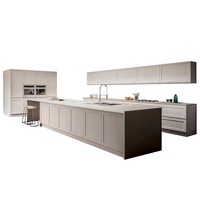 Kabinet dapur Modern desain terbaik dengan meja bar pulau untuk sarapan