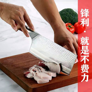 Un nuevo juego de cinco cuchillos de cocina modernos, que incluyen cuchillos para rebanar con acabado martillado, vendidos en una exhibición en vivo. - Product Image 2