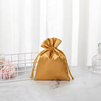 Sachet d'emballage en satin avec impression de logo personnalisé pochette à cordon de cosmétiques de luxe colorés sac en satin de soie lisse cadeaux de sérigraphie
