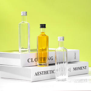 Mini Botella de Vidrio Transparente Cuadrada de 50 ml (1.5 oz) para Licor, Alcohol, Ron, Whisky, Vodka, Botella de Muestra Vacía con Tapa de Rosca - Product Image 4