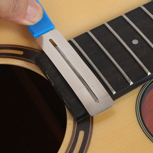 Herramienta protectora para trastes de guitarra para evitar arañazos. Es una herramienta de reparación de guitarras con un diseño en forma de arco. - Product Image 6