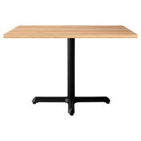 Tables de restaurant en chêne massif au design moderne et élégant