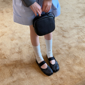 Zapatos Planos de Ballet con Punta Dividida para Mujer, Diseño Premium, Correa Única, Tacon Bajo, Cómodos y Versátiles para Uso Diario - Product Image 2