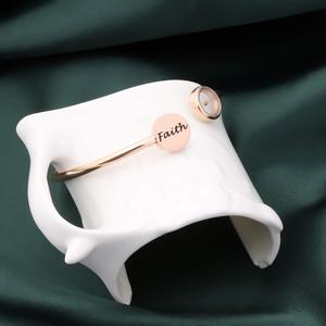 Brazalete Abierto de Acero Inoxidable con Baño de Oro Real y Grabado de Semilla de Mostaza, Joyería de Fe para Mujer, Resistente al Deslustre - Product Image 2