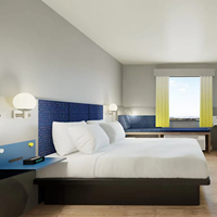 Ensemble de meubles élégants et modernes pour hôtel Microtel Inn Suites Wyndham, chambre à coucher king-size, cuisine, salle à manger, salon, 5 étoiles