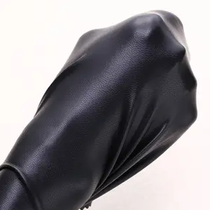 Schwarzes Leder Ein Schaffell leder material für Kleidung
