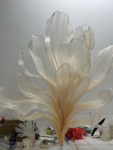 زهرة أورجانزا اصطناعية عملاقة مصنوعة يدويًا لطاولة الزينة، تصميم راقٍ وبسيط للزينة وحفلات الزفاف والتصوير الفوتوغرافي - Product Image 3