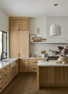 Cocina Minimalista de Roble Natural de Vermont, Madera de Dos Tonos, Manijas Blancas de Acero Inoxidable, Resistente a la Humedad, para Villas Residenciales de Alta Gama - Product Image 6