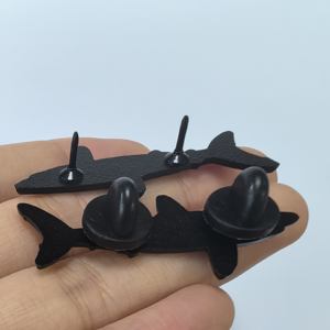 <span class=keywords><strong>Precio</strong></span> de fábrica: Pines de solapa personalizados de dibujos animados, insignias de metal chapadas en negro, pin de esmalte suave con diseño de <span class=keywords><strong>peces</strong></span> personalizados - Product Image 4