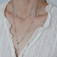 Collier long élégant pour femmes, bijoux de mode féminins, décoration de pull, acier inoxydable, perle blanche, pompon, charme