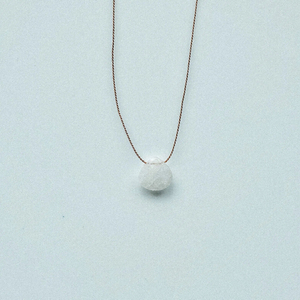 Collier minimaliste en pierre de lune arc-en-ciel en forme de larme en argent sterling 925 avec cordon en soie, pierre de naissance de juin, pour femmes - Product Image 6