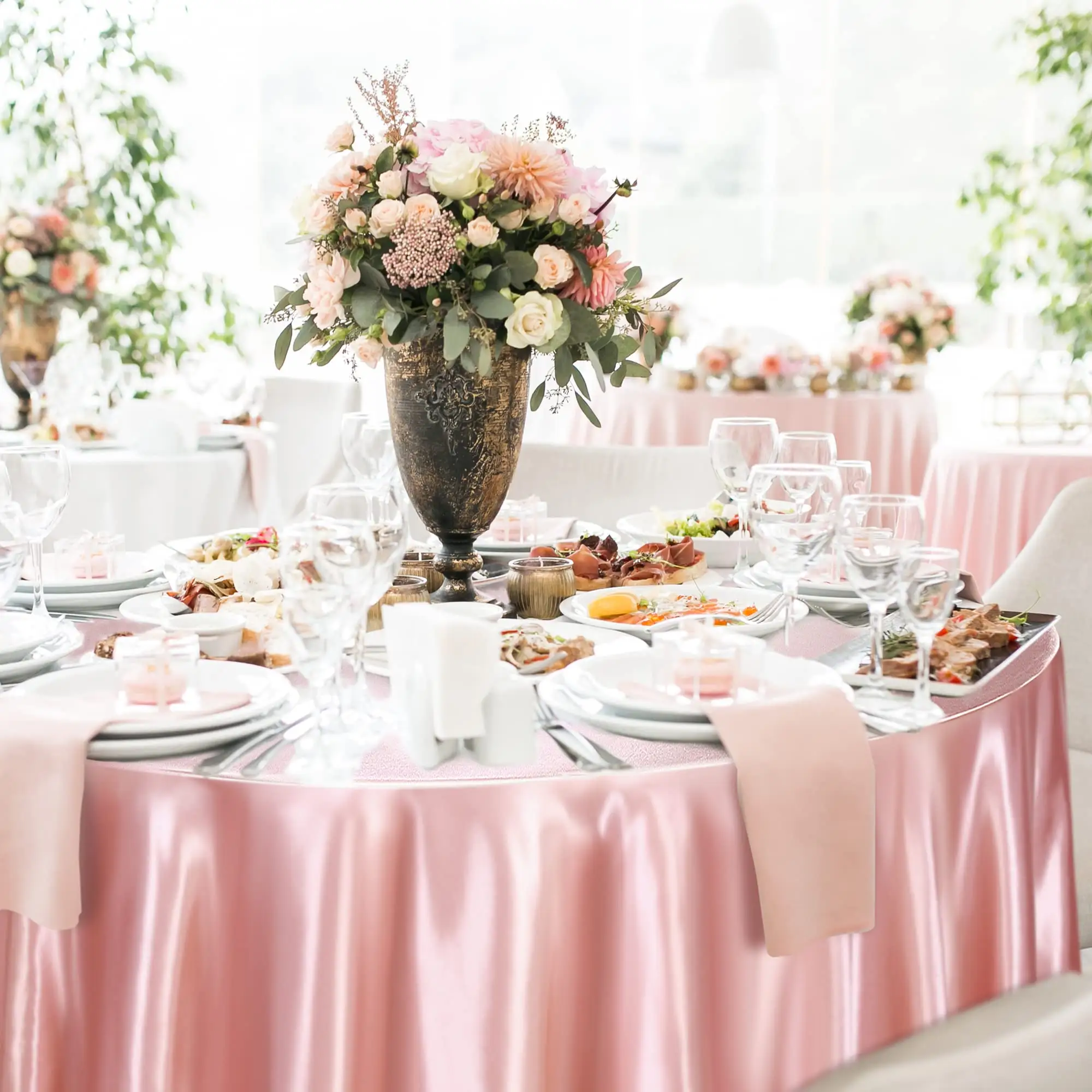ग्लैमरस वेडिंग पार्टी समारोहों के लिए 305 सेमी/120 इंच व्यास वाला उच्च गुणवत्ता वाला गुलाबी सोना गोल साटन मेज़पोश