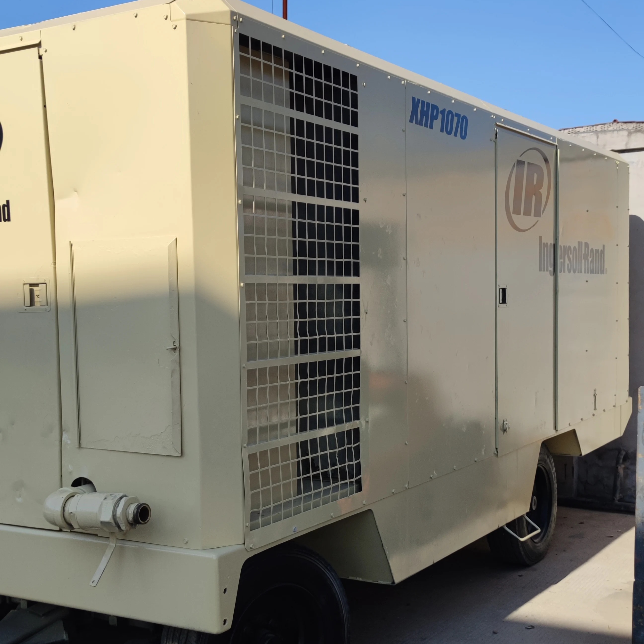 XHP1070 Подержанный портативный винтовой воздушный компрессор ingersoll rand, цена