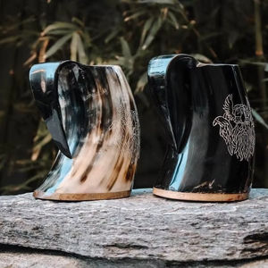 Vidrio de cuerno vikingo hecho a mano respetuoso con el medio ambiente hecho de materiales naturales Ideal para una auténtica experiencia de bebida medieval - Product Image 1
