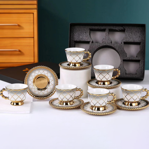 नई लक्जरी आधुनिक सोने की प्लेटेड यूरोपीय सिरेमिक कॉफी चाय मग उपहार बॉक्स और 6 कॉफी मग और सॉकर सेट का सॉकर उपहार सेट - Product Image 5