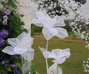 Flores Blancas Hechas a Mano con Serigrafía para Sesiones de Fotos Románticas de Bodas, Decoración de Ventanas y Diseño de Caminos con Flores de Hilo - Product Image 5