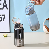 Flacon d'eau isolé sous vide en acier inoxydable de 800ml pour les sports cyclistes Produit de gobelets de paille de bouteille thermique à boire chaud