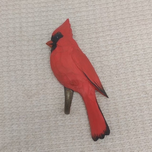 ตะขอแขวนเสื้อผ้าติดผนังรูปนกคาร์ดินัลแกะสลักจากไม้บาสวูดสมัยใหม่ - Product Image 2