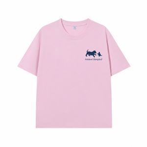 T-shirt personnalisé brodé pour hôpital vétérinaire avec silhouette <span class=keywords><strong>de</strong></span> chien ou <span class=keywords><strong>de</strong></span> chat et logo d'équipe pour le personnel vétérinaire, idéal comme tenue ou cadeau - Product Image 4