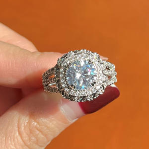 Anello di fidanzamento da donna F1560 in oro bianco con diamante naturale taglio cuscino e diamanti laterali colore D - Product Image 2