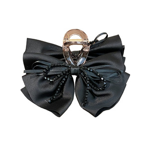 Pince à cheveux requin noire pour femme avec perles de riz et nœud en tissu - Product Image 6