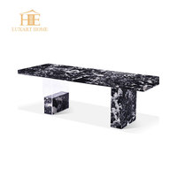 Solution de salle à manger élégante : Table à manger de luxe en marbre noir avec chaise de salle à manger au design moderne