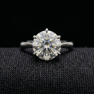 Anillo moderno de platino con diamantes, con un brillo discreto y una banda de ajuste cómodo y suave, para compromiso y elegancia diaria. - Product Image 1