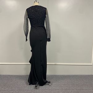 Robe de soirée noire à col en V, manches longues, sequins, fente et détails en résille pour événements formels - Product Image 4