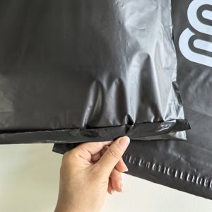 Logotipo personalizado al por mayor bolsas de correo de polietileno Negro adhesivo fuerte sobre de embalaje exprés bolsa de correo de plástico con autosellado - Product Image 6