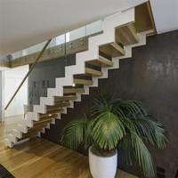 Escalier moderne intérieur à marches ouvertes en zigzag avec éclairage LED