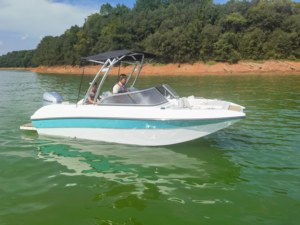 Yate Deportivo FLIT de 20 pies, Fibra de Vidrio, 8 Pasajeros, Motor de 200HP, Control con Pantalla Táctil, Motor a Gasolina, Alta Velocidad, para Surfear en Olas - Product Image 4