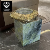 Table d'appoint de salon moderne de luxe en marbre marron créatif unique avec dessus carré en laiton décoration de villa élégante