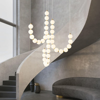 Collier de perles modernes Lustre en or Plafonnier en forme de U avec abat-jour en acrylique globe blanc pour salle à manger