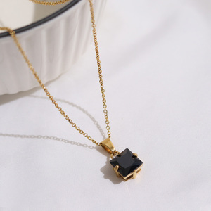 Collier minimaliste en acier inoxydable plaqué or 18 carats pour femmes, pendentif chaîne délicat avec zircon <span class=keywords><strong>noir</strong></span> carré, <span class=keywords><strong>bijoux</strong></span> - Product Image 4