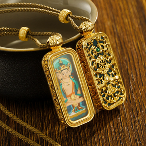 จี้พระพุทธรูปคุณภาพสูง รูปทิพย์ธารณีสีเหลือง พร้อมกล่องทองเหลืองสีทอง ประดับด้วยพระพุทธรูปทิพย์ธารณีสีเขียว พระพุทธรูปเจ้าที่ห้า  พร้อมสร้อยคอแบบทังก้า - Product Image 3