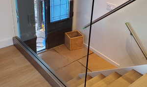 Escalier droit moderne d'intérieur BNS, escalier flottant en acier inoxydable, marches en bois, garde-corps en verre poli miroir, garantie de 5 ans - Product Image 6