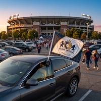 Individuelle Fußballverein-Logo Autofenster-Flagge Kunststoffstange Langlebige Umweltfreundliche Polyester Nationalflagge Maßgeschneidertes Design für Sportveranstaltungen