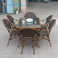 Ensemble table et chaises d'extérieur en rotin empilables, style moderne et minimaliste, confortable, pour comptoir, cour et événements, usage commercial, personnalisable en gros