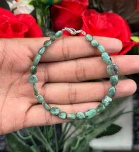 Pulsera de cuentas de piedras preciosas verdes naturales Emerald Mist con cierre de plata de ley, joyería elegante hecha a mano para mujeres y niñas. - Product Image 3