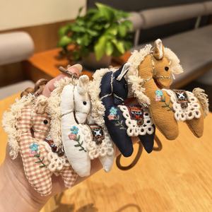 Porte-clés de voiture et dragonne de téléphone en forme d'animal mignon 2026, poupée en peluche 3D, breloque de sac à main pour femme, accessoires vestimentaires, porte-clés cheval en tissu fait main - Product Image 2