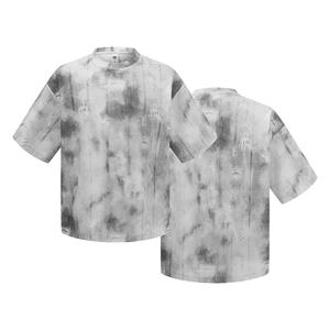 Camiseta Retro Negra con Estampado Desgastado, Hecha de Tela Gruesa, con Diseños Desteñidos y de Grafiti - Product Image 3