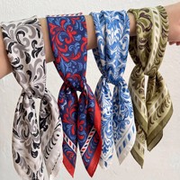 Écharpe carrée en satin de polyester imprimée avec logo personnalisé pour accessoires, bandana de tête pour femme, foulard multifonction de luxe et tendance
