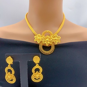Offre Spéciale : Parure <span class=keywords><strong>de</strong></span> Bijoux <span class=keywords><strong>de</strong></span> Luxe Plaqué Or 24K, Motif Fleurs Africaines, pour Mariage (Collier et Boucles d'Oreilles) - Product Image 6